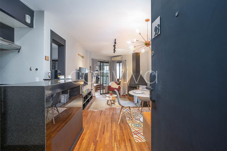 REG093 Apto c/ piscina privativa no Morumbi